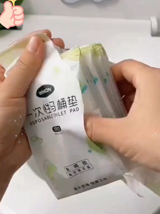 这种全覆盖的一次性马桶贴,用起来非常干净卫生,双层防护还自带胶贴#马桶垫 #卫生间好物 #一体式坐便套 #出游必备