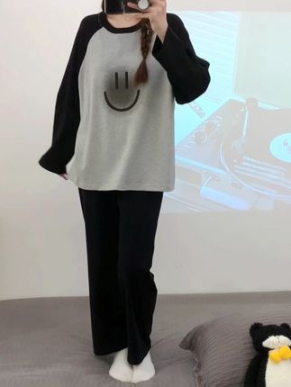 2025新款带胸垫春秋长袖长裤可外穿小个子家居服 这款睡衣真的狠狠爱住!上衣带无感胸垫,不用额外穿 Bra 超省心。面料舒适亲肤,透气不闷热,宽松版型穿着无束缚,可爱笑脸图案还很减龄,宅家、睡觉穿都超适配,舒适度直接拉满~#秋冬新款 #长袖长裤 #家居服睡衣 #可外穿睡衣 #家居服套装