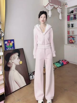 新款时尚修身连帽运动休闲套装 新款时尚修身连帽运动休闲套装 #时尚套装两件套 #修身时尚穿搭 #运动套装两件套 #遮肉显瘦遮肉减龄 #气质穿搭