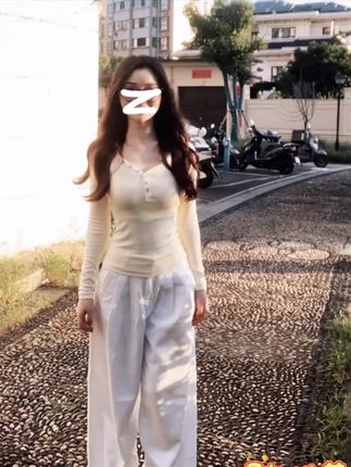 美式甜辣V领奶黄色正肩长袖t恤女秋季内搭修身打底衫小个子上衣 #修身显瘦 #内搭外穿都好看谁穿好看 #秀好身材 #早秋穿搭