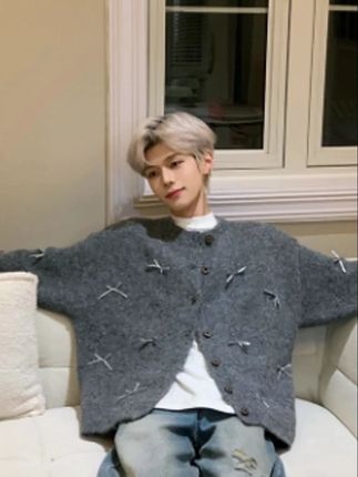 孙恩盛【蝴蝶毛衣】美到犯规!慵懒风裹身超舒服,蝴蝶结设计感爆棚不撞款~ 针织开衫软糯亲肤,男女通穿宽松版型藏肉显瘦!搭牛仔裤、半身裙都慵懒又灵动,日常出街或居家穿都戳中审美,手慢无!#孙恩盛 #谁穿谁好看系列 #ootd穿搭 #穿出高级感 #恩盛723