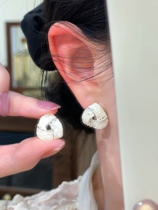 谁懂啊!这耳钉是大海的馈赠✨ 三角几何造型搭配贝壳碎片,简约 不失灵动#美出高级感 #耳钉 #首饰分享 #仙女必备 #礼物推荐