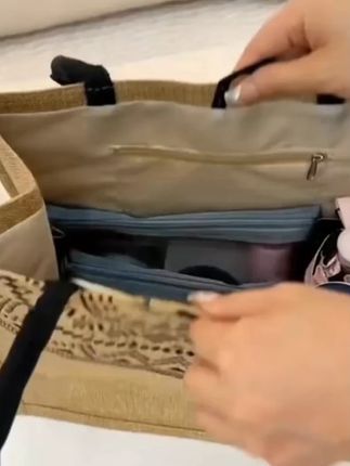 新款透明网纱收纳袋多功能旅行便携袋加厚耐磨网格收纳袋大容量 现在出门游玩,这个九块九入手三个的网纱收纳包我都是必带的,包包和行李箱再也不用因为放小东西乱糟糟的了。大小尺寸不同,小号的可以用来收纳卡片、证件、口红。数据线、耳机等小物件放包里就整齐不凌乱。中号和大号的就可以放各种洗护化妆品放行李箱。网纱材质透明看得见,收纳整理特别拿手。#收纳袋  #收纳包便携  #居家好物  #携带方便  #超实用