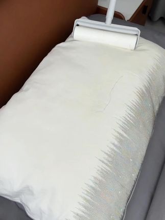 有了这个长柄粘毛器,再也不用爬来爬去,打扫沙发上的碎屑毛发啦!家里有宠物和长发的赶紧备起来#好物推荐🔥 #清洁神器 #家务好帮手 #打扫卫生 #懒人拖把