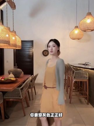 #穿搭#yoyo#轻奢女装#FORNI#女装穿搭FORNI浪漫马德里夏日多巴胺艺术感不规则荷叶边吊带裙