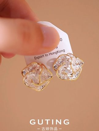 这对耳钉好精致吖~像把细碎星光揉进了花朵里,戴上温柔又亮眼~~ #日常搭配 #饰品搭配#耳环控 #耳饰