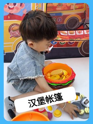 别一做饭就给孩子玩手机了,爸给娃安排的汉堡帐篷简直太省妈了 它是免安装的,打开就能用,钻进钻出玩得不亦乐乎,看又在里面当起小厨师了,非要拉着她爸当她的顾客 #xs #儿童玩具 #让孩子远离手机 #汉堡帐篷 #儿童帐篷