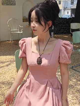 一块香牌的诞生,需要经过多少双手? 从配料、和料、压模到精修,十几道工序全部手工完成。匠人指尖的温度,赋予了它机器无法复制的灵魂。这不仅是一件物品,更是一份手艺的见证。