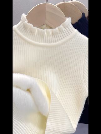 太保暖了吧! 这款半高领小毛衣内里做了一体绒的设计,小木耳花边也是显得细节到位!秋冬单穿打底都好看! #儿童打底衫 #女童毛衣 #儿童保暖 #宝妈推荐 #女宝穿搭