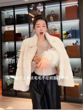 v领毛绒拼接袖口修身针织开衫 #时尚穿搭 #气质这一块拿捏死死的 #高级感穿搭 #跟电子闺蜜晒红人秋日穿搭