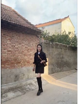复古时髦原牛深蓝牛仔外套小个子高端夹克上衣a字半身裙两件套 现在的我,相信了顺其自然,不要说我不在意了,就算在意了又能怎么样,只不过我把一切都看淡了,也想开了,人与人之间的任何关系都是相互的,你给我珍惜,我还你值得,你给我距离,我还你分寸,如果真心换不来真心,那就学会转身…#牛仔套装 #早秋穿搭 #牛仔半身裙套装 #两件套 #秋季女装
