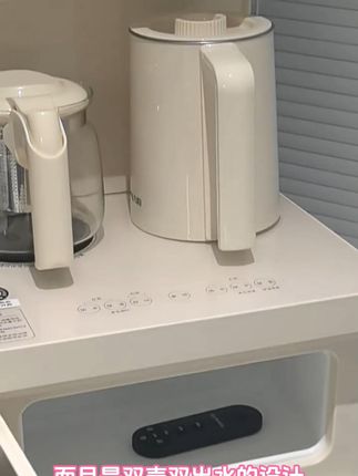 这个茶吧机,它是大容量的不锈钢内胆, 而且是双壶双出水的设计,左边可以泡花茶,右边可以煮个养生汤或者熬个银耳羹都可以。而且它是一键的操作方式,老人也可以轻松的使用,还搭配了一个遥控器,想在哪用就在哪用,非常的方便快捷。价格便宜,质量好。 喜欢的朋友们快来看一看吧!工厂直销生产厂家批发#茶吧机 #茶吧机家用 #茶吧机水壶 #茶吧机厂家 #茶吧机推荐