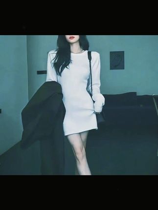 赫本风气质露背针织连衣裙女春季2025新款修身显瘦内搭打底短裙子