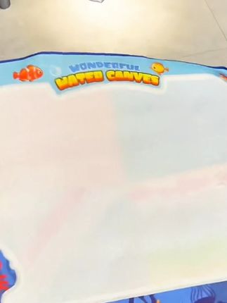 终于给孩子找到这种超大的水画布了,这会孩子可以放开手脚尽情涂鸦了!关键爸爸妈妈也没有清洁的负担,孩子重复玩!真的太解放妈妈双手了#想画就画 #水画毯 #母婴好物 #亲子互动 #儿童绘画