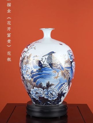 一对锦鸡昂首而立,翎羽间金线如星河倾泻,红冠映霞,暗合 “双栖绿池上,朝暮共飞还” 的和睦。 #景德镇陶瓷 #青花瓷 #高档大气上档次 #家居摆件 #非遗文化