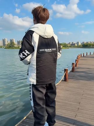 你家孩子穿上这一套衣服是真的帅啊