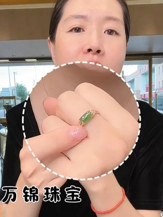 ✨这个颜色美不美?别管姐妹什么时候刷到君君,一定要把这个截止拍回去,这不是姐妹们平时见得到的苹果绿哦#万锦珠宝 #和田玉 #珠宝玉石 #碧玉 #珠宝人