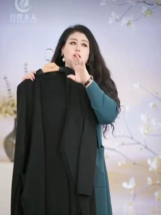 月伴夫人 2025春秋季新款大码简约大气减龄遮臀针织百搭开衫M098
