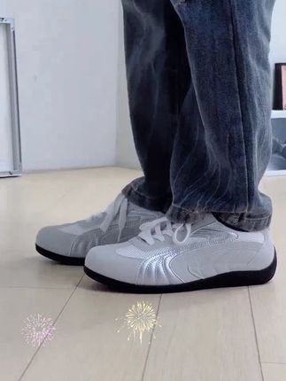 家人们,2025夏季新款环球银色增高德训鞋来啦!它可是男孩子们的时尚必备单品哦!这款鞋采用网面透气设计,即使在炎热的夏天,双脚也能时刻保持清爽舒适。增高的设计,不仅能让你瞬间拥有大长腿,还能提升你的气质。而且它的版型非常好看,搭配赛车风穿搭简直绝绝子,走在街上回头率超高!宝子们,赶紧入手一双吧!#增高鞋 #夏季新款 #网面透气 #德训鞋 #赛车穿搭