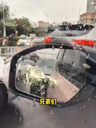 雨天后视镜很容易挂满水珠影响驾驶视线,可以试试这个#弹雨S1它能让后视镜清晰不挂水#汽车好物#雨天出行