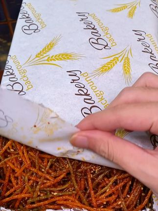 小时候很喜欢吃的红绿丝辣条,现在终于线上也能买得到了#好吃到停不下来 #追剧小零食 #下酒菜