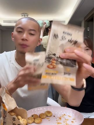 黄山烧饼 黄山烧饼梅干菜扣肉馅安徽黄山特产#黄山烧饼 #黄山烧饼梅菜扣肉 #黄山烧饼又香又酥又脆 #黄山烧饼梅干菜 #好物推荐