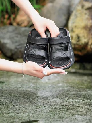 巴布豆儿童拖鞋,简约款式百搭,鞋底柔韧有弹性,孩子穿着跑跳自如,日常穿很合适#童鞋 #沙滩鞋 #防滑耐磨 #童鞋好物推荐 #凉鞋