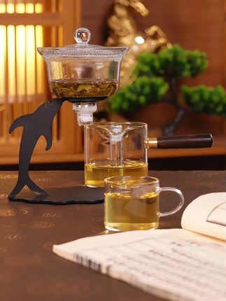 这套海豚自动茶具,把实用与浪漫结合得恰到好处,盖碗藏着贴心滤孔,巧妙的自动磁吸设计,轻靠杯身,就能自动出汤滤茶,整个过程顺畅又省心,喜欢这种轻松品茶感的茶友,这套茶具绝对能让你爱不释手 #匠心之作 #自动茶具 #器物之美