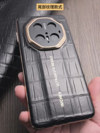 华为mate70rs 鳄鱼皮手机壳,鳄鱼皮彰显高端 四周全包全面保护,减震防摔性能卓越,镜头精孔精准守护,防护到位。#华为mate70rs手机壳  #真皮手机壳  #高端手机壳  #手机壳推荐  #华为手机壳