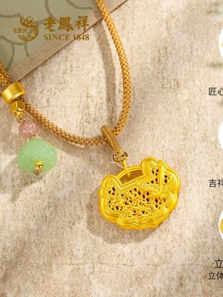 老鳯祥足金999喜上梅梢黄金吊坠 ✨✨✨天呐!这个“喜上梅梢”足金吊坠也太精致了吧~💖💖💖镂空的花纹细腻又精美,还有喜鹊和梅花的图案,寓意“桃花飞燕 喜上眉梢”,戴上感觉满满都是好兆头~搭配的小配饰也很可爱,真的爱惨啦~~~💫💫💫 #喜上眉梢吊坠 #黄金项链时尚款 #足金9999项链 #足金喜上眉梢吊坠 #黄金锁包