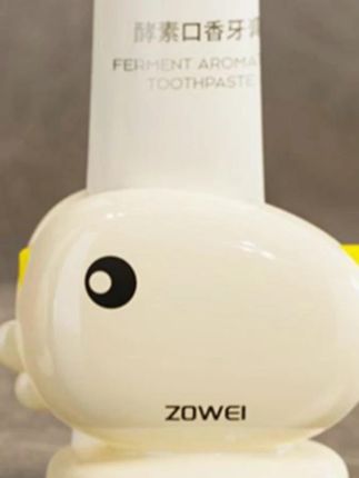 挤牙膏总挤不干净、牙膏管乱摆?这款鲸鱼挤牙膏器太懂生活小烦恼! 造型是软萌鲸鱼,摆在浴室超吸睛,瞬间提升洗漱区颜值。免打孔设计超贴心,靠吸盘牢牢粘在墙壁上,不用破坏瓷砖,想换位置也能轻松取下。 用的时候把牙膏管塞进去,轻轻一推就能均匀挤出,连最后一点牙膏都能挤干净,完全不浪费。还能收纳牙膏,避免牙膏管东倒西歪,让台面保持整洁。 家用超合适,大人小孩都爱用!赶紧冲,给洗漱时光添点可爱,还能杜绝牙膏浪费~ #挤牙膏器 #好物推荐🔥 #牙膏收纳 #牙膏挤压器 #收纳用品