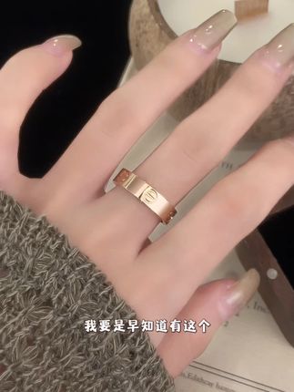 你会在不同年纪反复爱上这款戒指,经典到舍不得摘下来,赶紧安排起来吧!#戒指 #珠宝首饰 #首饰分享