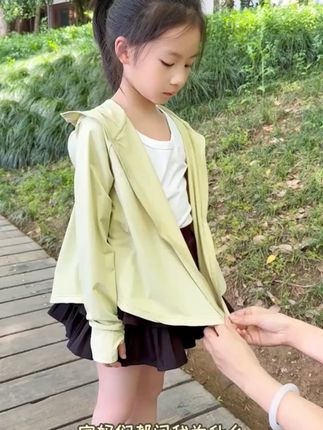 假期带女儿出去玩千万记得穿防晒衣呀,晒黑事小,晒伤长斑就不 好啦,一定要穿upf 值50以上的才能阻隔紫外线#儿童防晒衣 #夏季必备