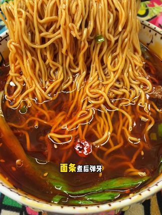 老京辉泡面出击,香飘十里,味蕾全沦陷 #老京辉方便面 #干吃面 #美味速食 #今日美食推荐