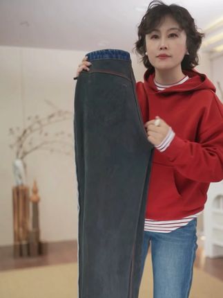 谁穿谁显瘦的加绒窄版直筒裤,赶紧冲#显高显瘦显腿长 #显瘦穿搭 #百搭神裤 #面料舒适 #牛仔裤