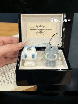 送礼选它超懂人心!《驯龙高手》无牙仔和光煞钥匙链,一对装自带精致礼盒,拆开还有电影台词小卡片。无牙仔黑亮显质感,光煞珠光超梦幻,挂扣是加固合金材质,用几年都不会断。送情侣象征 “双向奔赴”,送闺蜜代表 “专属默契”,学生党送同学不踩雷。平时挂钥匙、挂书包都实用,每次看到都能想起一起追电影的时光,心意满满又不贵!#情侣闺蜜礼物  #驯龙高手联名  #无牙仔光煞周边  #实用钥匙链  #学生礼物推荐