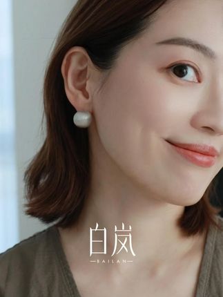 拉丝圆球耳环|上耳大小刚好,修饰脸型又不压耳。 金属拉丝的纹路带着细腻的肌理感,球形圆润饱满,光线下泛着低调的哑光光泽,不张扬却超有腔调#白岚 #白岚拉丝圆球耳环 #白岚耳饰 #白岚秋天的第一个礼物 #抖音商城超级品牌日 zkbOOTD
