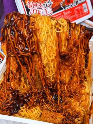 【聚会零食】火鸡面炸酱面蟹黄拌面泡面宿舍速食聚超大盒巨型方便 #天然麦场火鸡面# 解馋 #夜宵吃什么# 超大火鸡面聚会零食