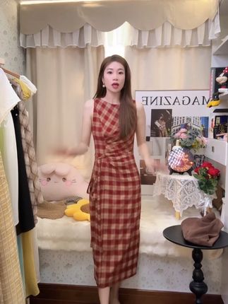 法式港风穿搭复古格纹无袖连衣裙子女夏季2025新款高级感长裙 #法式港风裙 #复古格纹连衣裙 #小个子显高显瘦穿搭 #内搭外穿都好看 #高级感长裙气质好看