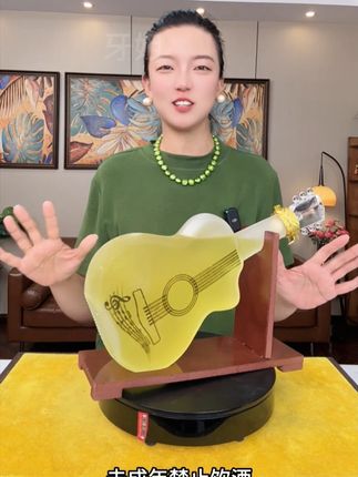 杏林竹收藏酒礼盒 杏花村特产原酿竹收藏酒,只要49块9,大容量,750毫升,45度的黄金度数,吉他的造型,礼盒包装,送人送礼,收藏摆柜都相当合适 #竹酒 #杏花村 #好酒推荐 #自酒 #超便宜超划算