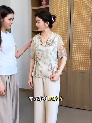 女儿给妈妈买衣服,总是很称心,妈妈也是女人,需要合身漂亮而且要有质感#妈妈装#中年女装#夏季新款#新中式
