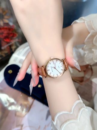 做个精致的女人,戴这个大牌手表更显气质,出门更有面子。 #女士高颜值小棕表 #高级感