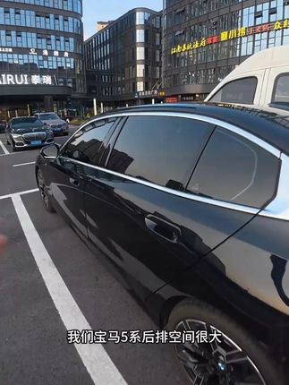 第6集 | 宝马5系座椅后方的皮革真的很鸡肋,不光不能储物还特别容易踢脏划伤,最好安装一套储物防踢垫,防刮耐磨好打理,踢脏踢坏一点也不心疼 #宝马 #宝马5系 #宝马座椅防踢垫 #汽车好物 #防踢垫