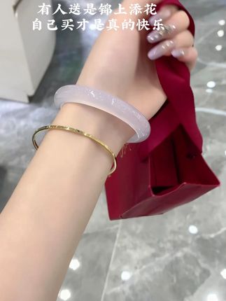 自己给自己买 就当重新养一遍小时候的自己#晒手镯 #礼物推荐女生 #爱自己的一百种方式 #礼物越闪我越爱 #周大生玉石旗舰店
