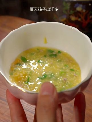 爱吃粗粮的赶紧尝尝这个黄小米粥吧,浓浓的粗粮香味,软烂鲜香,全家都爱吃!