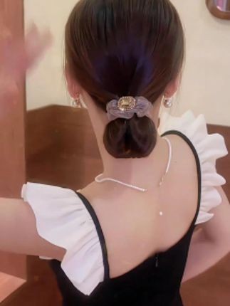 夏天总要有一条精致的网纱闪钻头绳,扎个减龄发型出门人人夸 #夏日清凉发型 #丸子头的简单扎法 #发型教程 #头饰发饰 #发圈头绳