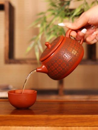 精选朱泥制石瓢,“日进斗金” 纹绘于壶身,泥色鲜活触感佳,泡茶留香,为茶桌添祥瑞与雅致。#茶生活 #茶具好物推荐