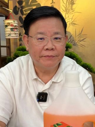 轻松去污,不伤地板,清新好闻,轻松搞掂拖地难题 #拖地花露水