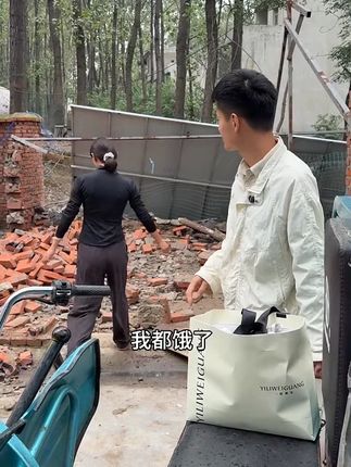 今天教大家做个皮蛋瘦肉粥,放点里脊肉放几个皮蛋,老婆一口气吃了好几碗,太好吃啦。#我的乡村生活 #皮蛋
