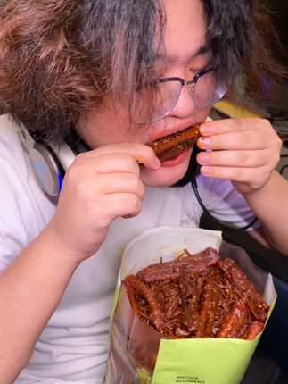 我就算对鸭翅中过敏,也要尝尝这个爆辣鸭翅中有多好吃,个大肉厚,丝丝入味越嚼越香#无辣不欢#追剧小零食#零食推荐